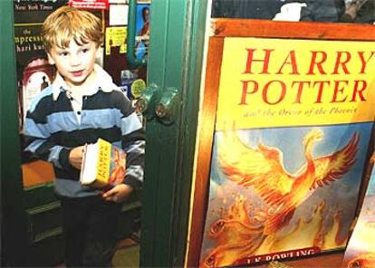 Un niño sale de una librería londinense con un ejemplar del libro.