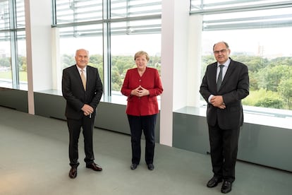 Desde la izquierda, Valentin Inzko; la entonces canciller alemana, Angela Merkel, y Christian Schmidt, el pasado agosto en la sede de la Cancillería alemana, en Berlín.  