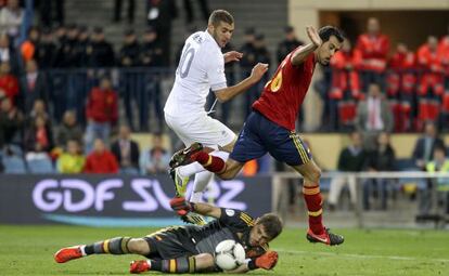 Benzema, entre Casillas y Busquets. 