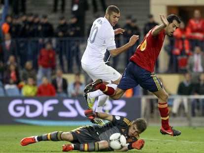 Benzema, entre Casillas y Busquets. 