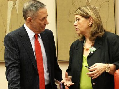 Elvira Rodr&iacute;guez charla con Julio Segura, actual presidente de la CNMV, en el Congreso.