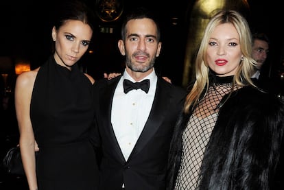 La diseñadora Victoria Beckham posa junto al diseñador estadounidense Marc Jacobs y a la supermodelo Kate Moss en una recepción en los British Fashion Awards 2011