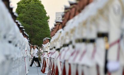 La ministra italiana de Defensa, Roberta Pinotti, junto al japonés Tomomi Inada, caminan junto a la guardia nacional a su llegada a Tokio, Japón.