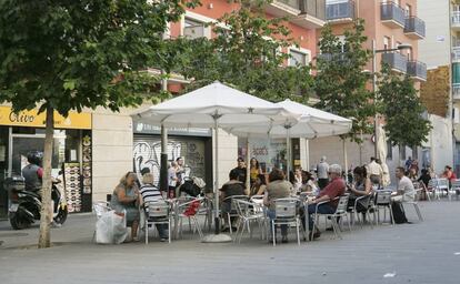 Una terrassa al carrer Llobet, al barri de Sants de Barcelona.