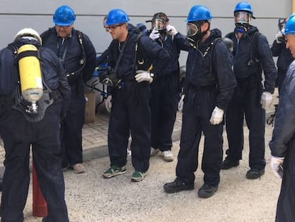 Trabajadores de mantenimiento reciben un curso de formación.