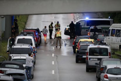 La policía detiene el tráfico en una carretera cerca de la escena del tiroteo que ha ocurrido en el centro comercial Olympia en Múnich, Alemania. 