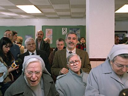 Gaspar Llamazares guarda cola para votar en su colegio electoral.