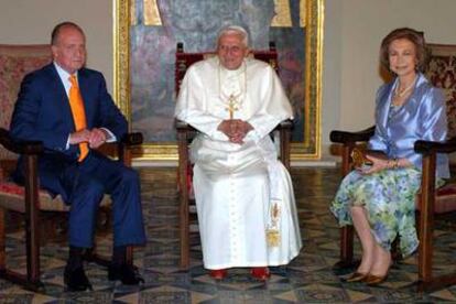 Los Reyes de España con Benedicto XVI en el Palacio de la Generalitat de Valencia.