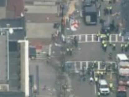 Dos explosiones han detonado en el hotel que servía de cuartel general a la organización. Una tercera bomba explotó en la Biblioteca JFK, sin causar víctimas