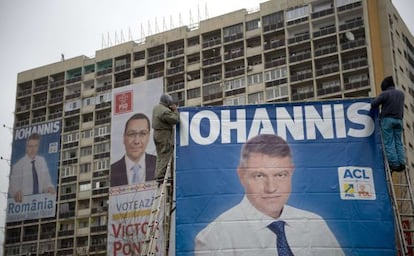 Carteles de la campaña electoral a la presidencia rumana en Bucarest.