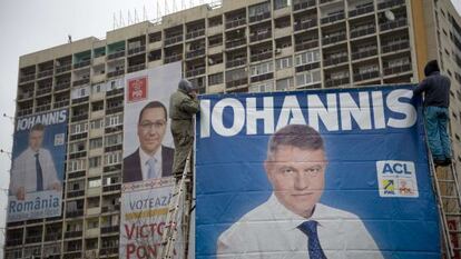 Carteles de la campaña electoral a la presidencia rumana en Bucarest.