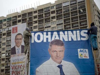 Carteles de la campaña electoral a la presidencia rumana en Bucarest.