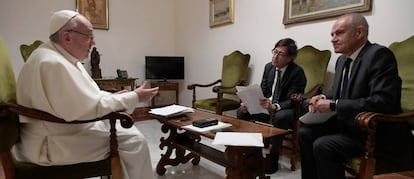 El Papa, durante la entrevista con el director de EL PAÍS, Antonio Caño (derecha), y el periodista Pablo Ordaz.