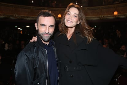 El diseñador Nicolas Guesquière posando junto a Carla Bruni.