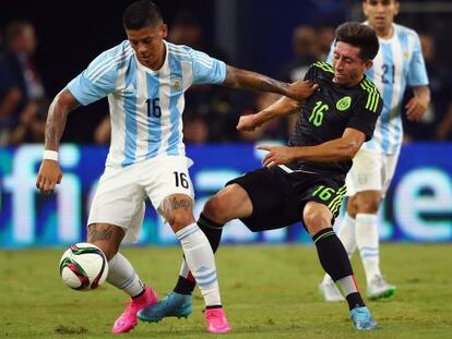 Marcos Rojo (número 16) durante un Argentina-México amistoso en septiembre.