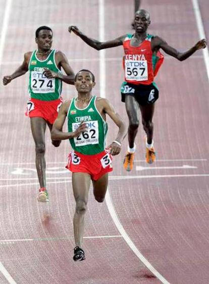 Bekele gana los 10.000 en los Mundiales de Helsinki 2005 ante Sihine y Mosop.