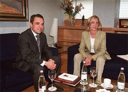 Rafael Simancas y la presidenta de la Asamblea de Madrid, Concepcin Dancausa, durante su entrevista de ayer.