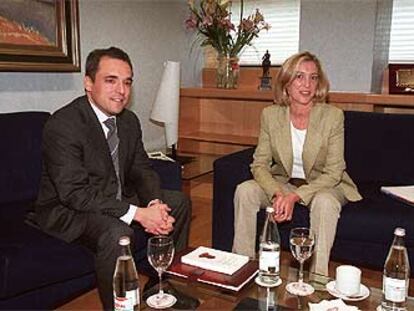 Rafael Simancas y la presidenta de la Asamblea de Madrid, Concepción Dancausa, durante su entrevista de ayer.