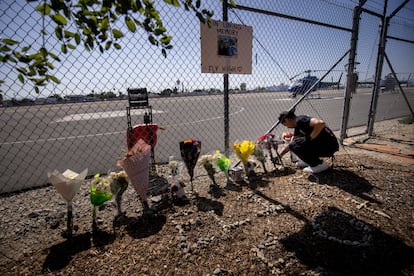 Una persona arregla las flores en un memorial dedicado a Eliana Moreno y George Marciniw, quienes fallecieron en un accidente de helicóptero, en el lugar donde solía estacionarse su helicóptero en el Aeropuerto Whiteman de Los Ángeles, el miércoles 16 de septiembre de 2026.