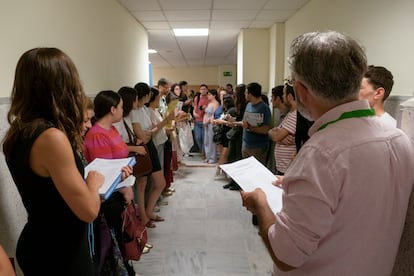 Opositores esperan a que se les llame este sábado en Sevilla.