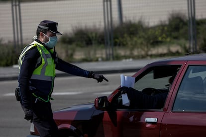 Un agente de la Policía Municipal pide a un conductor el justificante que le permite su salida de casa durante el estado de alarma de 2020.