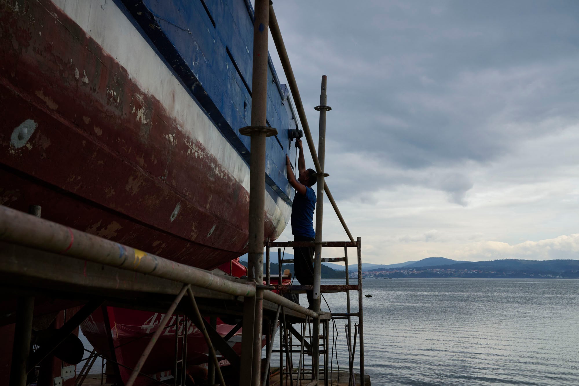En la mayoría de los astilleros gallegos, las reparaciones de barcos se llevan a cabo a cielo descubierto, en rampas junto a la orilla.
