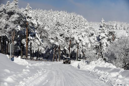 Vista de la carretera que lleva a O Cebreiro (Lugo), este sábado.