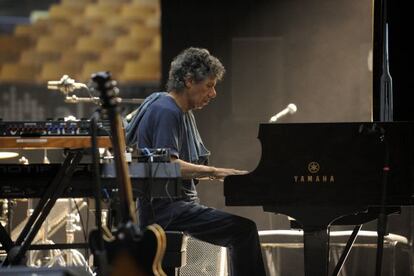 Chick Corea, al piano, en una prueba de sonido de la edición del Festival de Jazz de Vitoria de 2013.