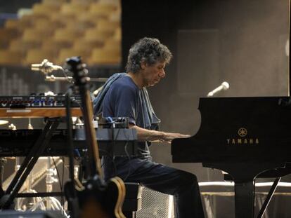 Chick Corea, al piano, en una prueba de sonido de la edición del Festival de Jazz de Vitoria de 2013.