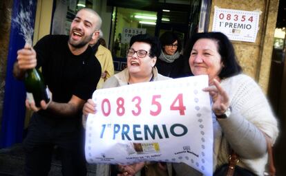 Celebraciones frente a la administración número 3 de Torrent donde ha tocado el primer premio.