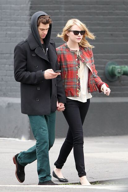 De paseo con su chica ataviado con una gabardina y sudadera con capucha de esas que solamente llevan los famosos o los malos de la película.