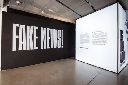 Exposición sobre 'fake news' en Madrid.