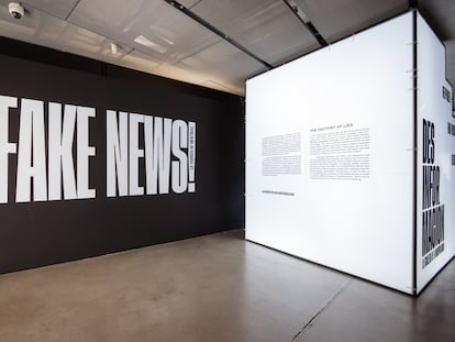 Exposición sobre 'fake news' en Madrid.