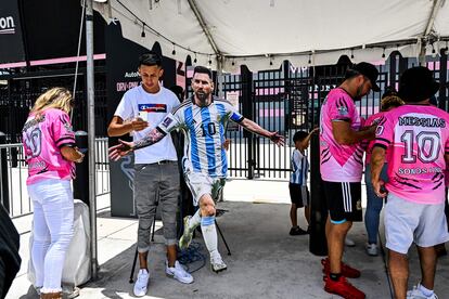 El pasado 7 de junio, el astro argentino sorprendió al mundo del fútbol al anunciar su fichaje por el Inter de Miami, descartando ofertas de equipos saudís y del FC Barcelona. En la imagen, seguidores de Messi a las afueras del estadio de su nuevo equipo. 