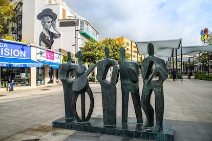 José Ortiz, regidor de Torremolinos, contrató al grafitero en verano de 2019 para la realización de un mural de la actriz Brigitte Bardot en la Plaza Costa del Sol (en la imagen, arriba a la izquierda).