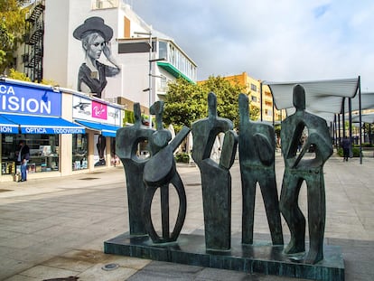 José Ortiz, regidor de Torremolinos, contrató al grafitero en verano de 2019 para la realización de un mural de la actriz Brigitte Bardot en la Plaza Costa del Sol (en la imagen, arriba a la izquierda).