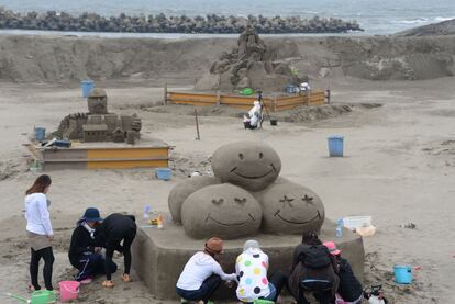 Vista general de artistas trabajando en sus esculturas en la arena de la playa de Yasashigaura, en Asahi, Japón.