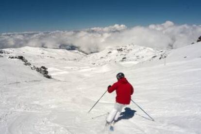 Un esquiador en la pista de La Laguna, en Sierra Nevada.