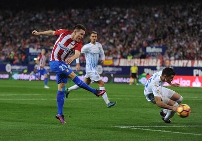 Gameiro remata para marccar su primer gol ante el M&aacute;laga ante la oposici&oacute;n de Ricca.