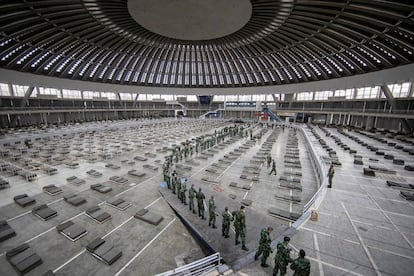 El Hall 1 de la Feria de Belgrado (Serbia), el espacio de exposiciones más amplio de la ciudad. Los militares serbios han preparado 3.000 camas para pacientes con síntomas leves. Serbia suma a la fecha de cierre de este artículo 1.060 casos de coronavirus y 28 fallecimientos, entre ellos el secretario de Estado del país. Foto del 24 de marzo.