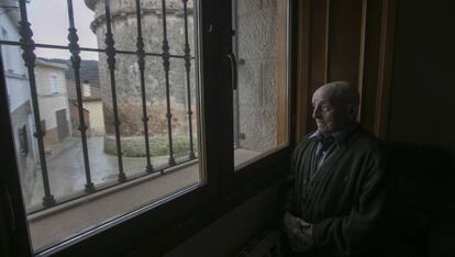 Un hombre de 90 años mira por la ventana, en una imagen de archivo.