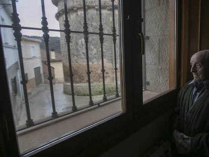 Un hombre de 90 años mira por la ventana, en una imagen de archivo.