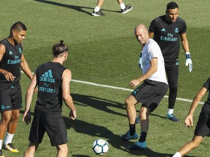 Zidane con varios jugadores en el entrenamiento del s&aacute;bado. 