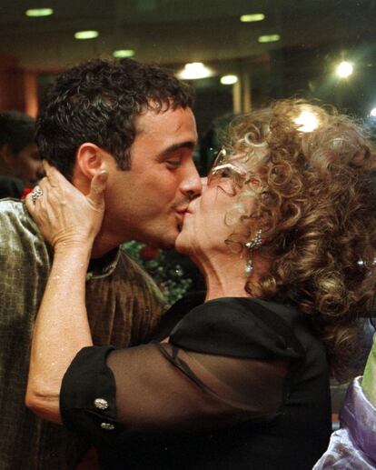 Marujita Díaz fa un petó a Dinio, la seva parella, després d'anunciar les seves noces. 14 d'abril del 2000.