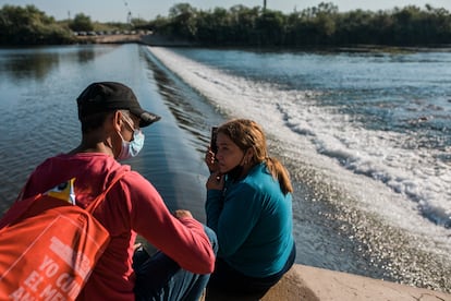 Una pareja inmigrante de Cuba espera intentar cruzar el Río Grande desde Ciudad Acuña, México, hacia Del Río, Texas, el domingo 19 de septiembre de 2021.