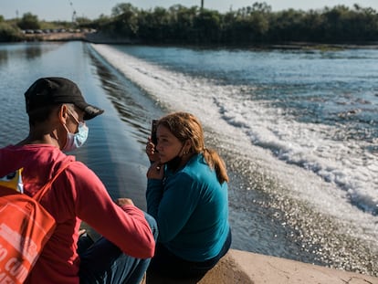 Una pareja inmigrante de Cuba espera intentar cruzar el Río Grande desde Ciudad Acuña, México, hacia Del Río, Texas, el domingo 19 de septiembre de 2021.