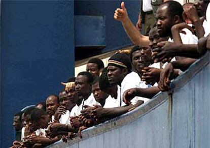 Los sudaneses, momentos antes de desembarcar en el puerto Empedocle de Sicilia.