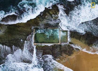 Piscina de rochas naturais em Sidney, Austrália.