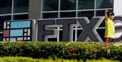 Logo de FTX en la entrada del FTX Arena en Miami, Florida,