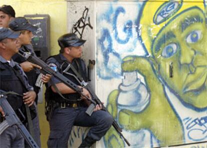 Policías brasileños toman posiciones ayer en la favela de Rocinha en un intento por controlar el narcotráfico en Río de Janeiro.